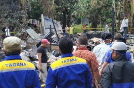 Dinsos Gowa Serahkan Bantuan Korban Kebakaran di Somba Opu