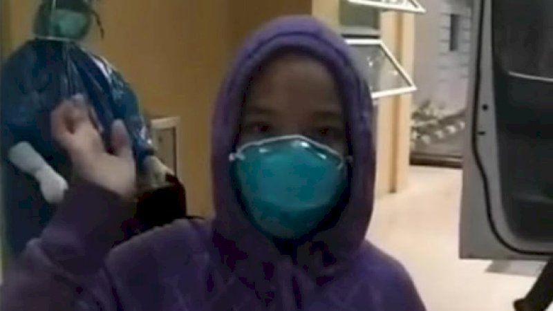 NS saat meninggalkan RSUP Wahidin Sudirohusodo Makassar, Sabtu malam (4/4/2020).