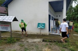 Manfaatkan Hari Libur, Pelajar Ini Bantu Warga Semprot Disinfektan