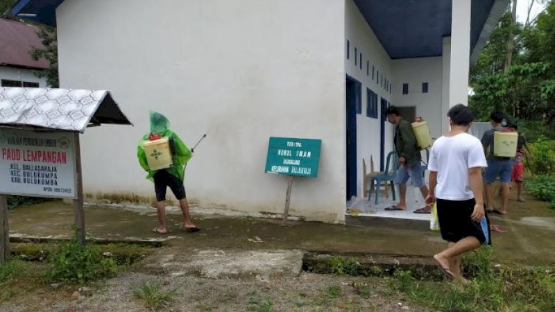 Belasan pelajar Sarajoko, Lingkungan Bontorihu, Kelurahan Ballasaraja ikut melakukan pencegahan penyebaran virus di daerahnya.
