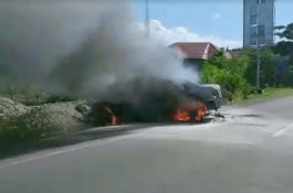 Sopir Singgah Makan, Mobil Bertangki Rakitan Terbakar di Depan SPBU Jeneponto 