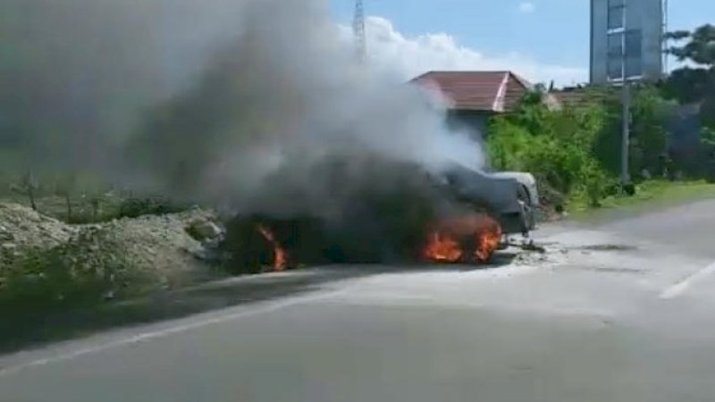 Sopir Singgah Makan, Mobil Bertangki Rakitan Terbakar di Depan SPBU Jeneponto&nbsp;