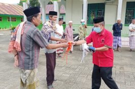 Legislator PDIP Barru Bagi-Bagi Masker dan Sosialisasi Pola Hidup Bersih ke Warga