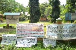 Patuhi Larangan Berkerumun, Warga Hanya Bentangkan Spanduk di Kantor Desa Batupute Barru