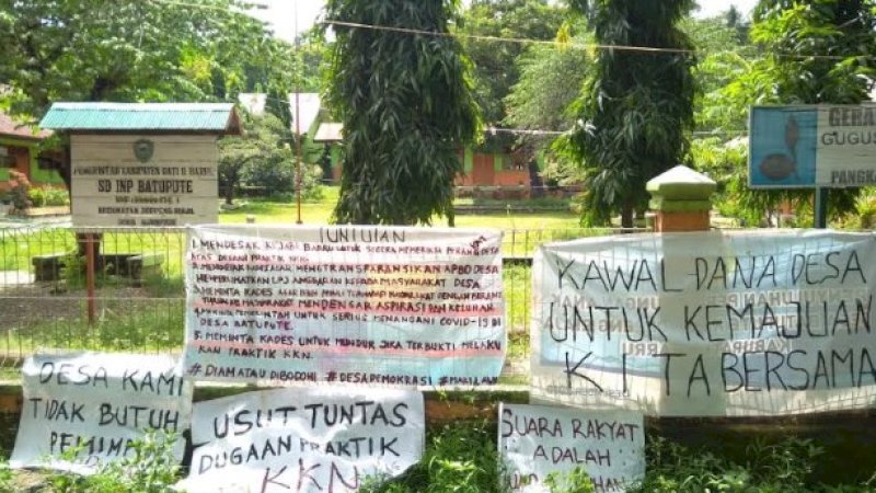 Patuhi Larangan Berkerumun, Warga Hanya Bentangkan Spanduk di Kantor Desa Batupute Barru