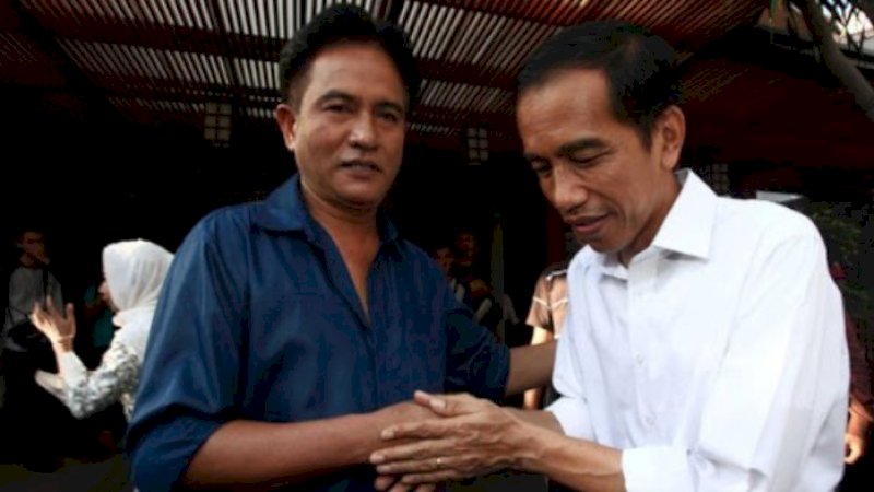 Yusril Ihza Mahendra bersama Presiden Jokowi dalam sebuah kesempatan.