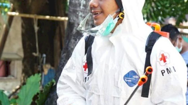 IKUT. Ketua PMI Kota Makassar, Syamsu Rizal alias Deng Ical ikut membantu melakukan penyemprotan. (foto/ist)