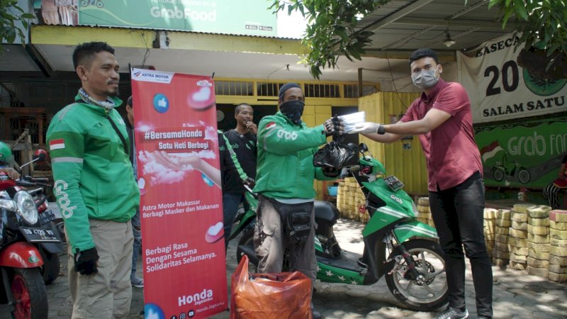 BANTUAN. Astra Motor Makassar memberikan bantuan kepada para Ojol. (foto/ist)