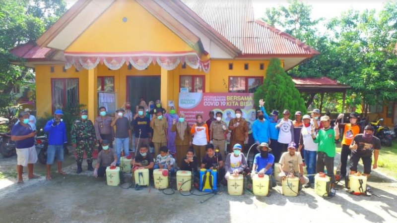 Legislator NasDem Syahrul Ramdani Terjun Lakukan Penyemprotan Disinfektan ke Rumah Warga
