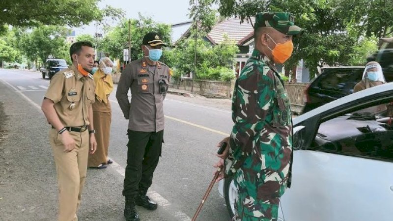 Wabup Jeneponto, Paris Yasir mengunjungi posko di batas Kabupaten Jeneponto-Bantaeng, Senin (6/4/2020).