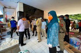 Ketua PKK Bantaeng Bagi-Bagi Masker, Kadis Kesehatan Edukasi Pengunjung Pasar Lambocca