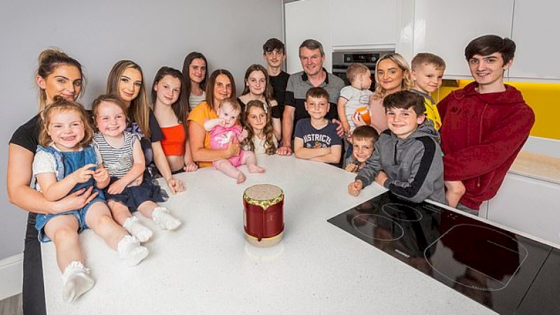 Keluarga besar pasangan Neil  dan Sue Radford.)