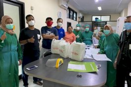 Fadli Ananda dan Komunitas Dokter UMI Bagikan Puluhan Ribu Masker dan Hand Sanitizer 