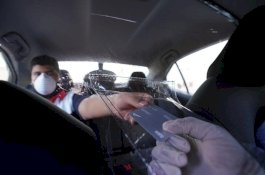 Cegah Penularan Covid-19, Taksi Ini Dipasangi Tirai Plastik Antara Ruang Kemudi dengan Penumpang