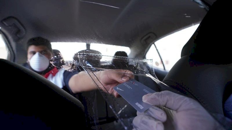 Cegah Penularan Covid-19, Taksi Ini Dipasangi Tirai Plastik Antara Ruang Kemudi dengan Penumpang