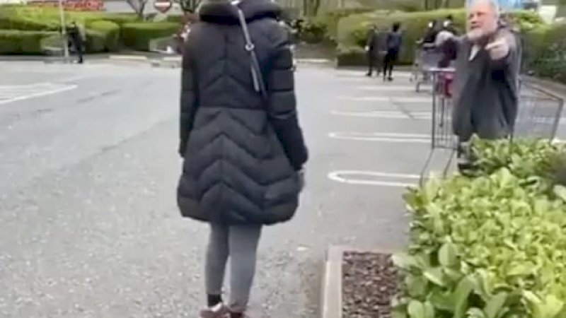 Gara-Gara Jarak, Pria dan Wanita Ini Bertengkar saat Antre untuk Belanja