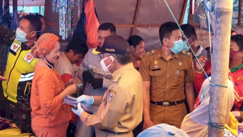 Wali Kota Parepare, HM Taufan Pawe meninjau operasional dan kesiagaan Pasar Lakessi, Selasa (7/4/2020).