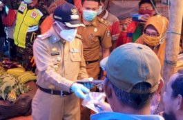 Pemkot Parepare Bagikan Masker Kain Gratis ke Pedagang Pasar