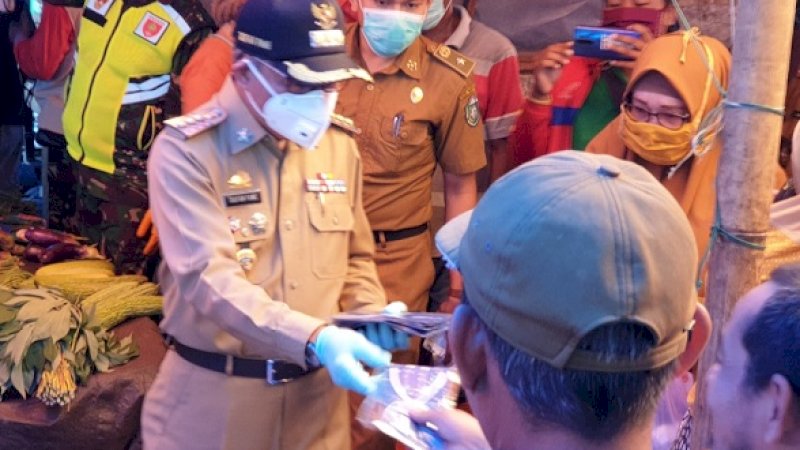 Wali Kota Parepare, Taufan Pawe bersama Forum Komunikasi Pimpinan Daerah (Forkopimda) membagikan masker kain gratis di Pasar Lakessi, Selasa (7/4/2020).