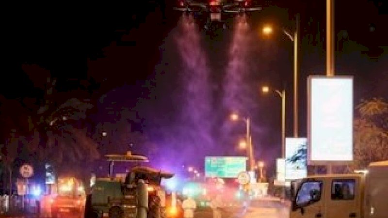 Jalanan di Dubai disemprot menggunakan drone.