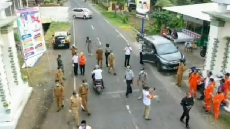Bupati Wajo, Amran Mahmud meninjau posko Gugus Tugas Covid-19 di empat pintu masuk daerah, Selasa (7/4/2020). 
