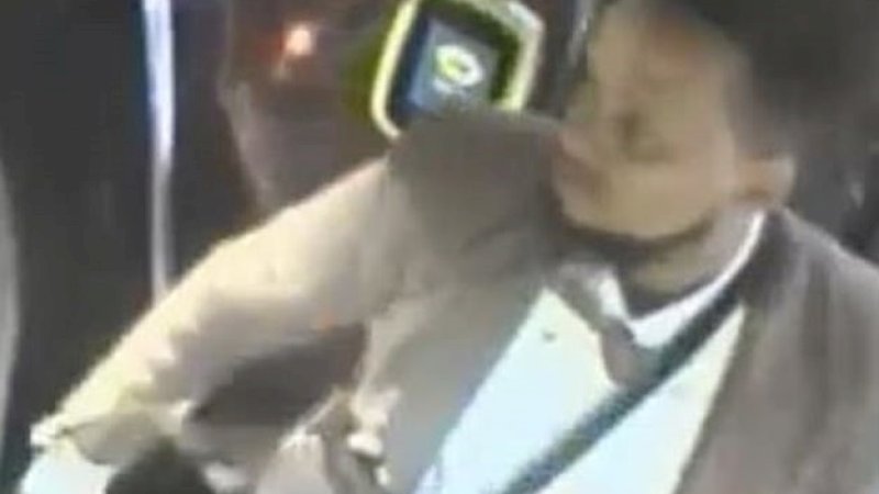 "Mas, Bisa Turunkan Kakinya?" Pria Beranting Berlian Aniaya Gadis yang Menegurnya Dalam Bus