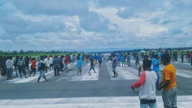 Bandara Nop Goliat Dekai di Kabupaten Yahukimo lumpuh, Rabu (8/4/2020). Bandara perintis tersebut diblokir dan diduduki massa.