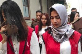 Sempat Dilepas, Vanessa Angel dan Suami Dijemput Polisi Pagi-Pagi di Rumahnya