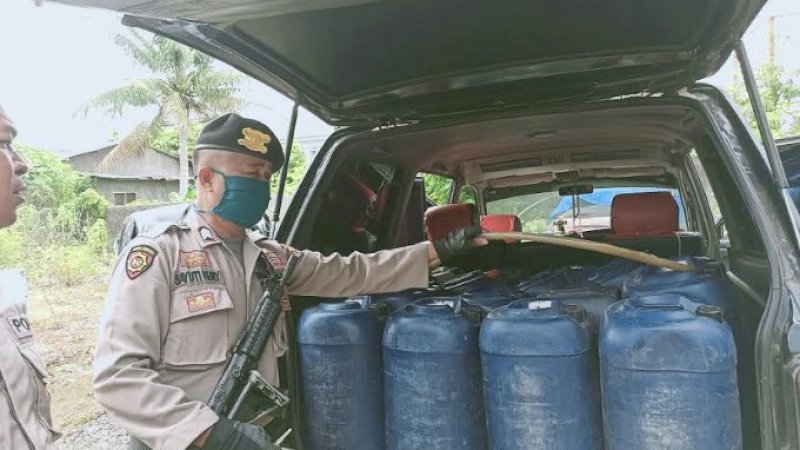 Satu dari tiga unit mobil yang diamankan di SPBU Karisa Jeneponto.