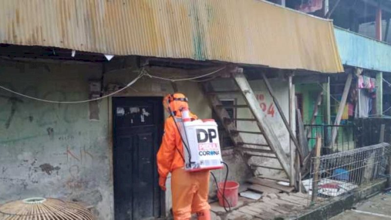 foto:Tim DP Peduli Corona semprot disinfektan  Sasar kelurahan Sindrijala Makassar, Kamis,(9/4).