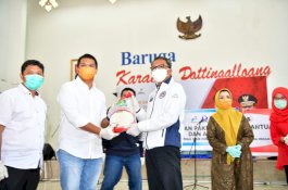Ringankan Beban Korban Covid-19, Ketua BMI Sulsel Serahkan 1.000 Paket Beras dan APD