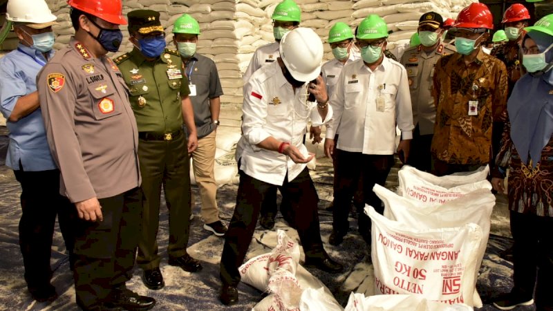 SIDAK. Mentan Syahrul (tengah helem putih) saat meninjau pabrik gula di Cilegon, Rabu (8/04/2020). (foto/kementan ri)