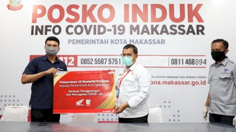 Penjabat Wali Kota Makassar Iqbal Suhaeb menerima bantuan berupa 10 unit wastafel portabel. Sumbangan itu datang dari Astra Motor Wilayah Sulselbar.