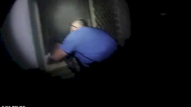 Proses penyelamatan bocah yang terjebak kebakaran.