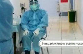 Viral Tenaga Medis Salat Pakai APD di Ruang Isolasi, Begini Tata Caranya Menurut Ulama