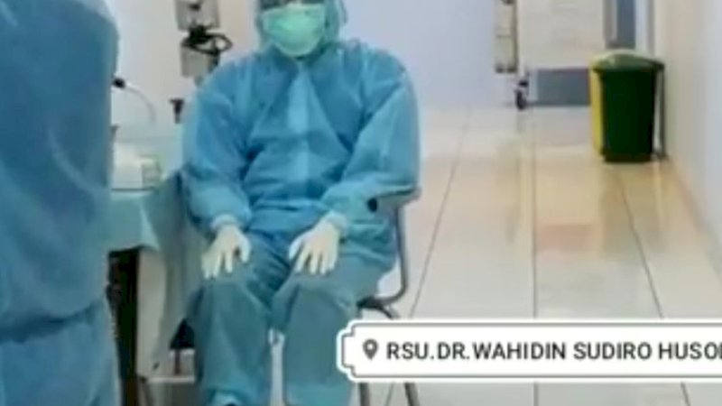 Viral Tenaga Medis Salat Pakai APD di Ruang Isolasi, Begini Tata Caranya Menurut Ulama