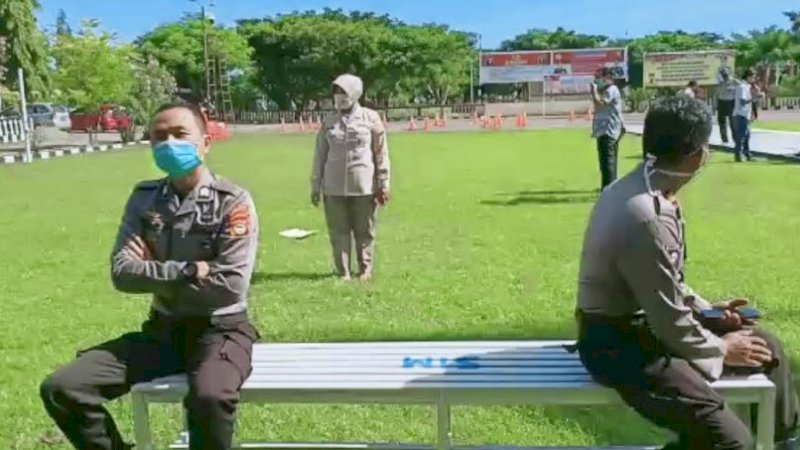 Anggota Polres Jeneponto berjemur sebelum masuk kantor.