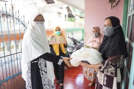 Dengar Curhatan Warga, Ketua Fraksi PKS Sulsel Bagi Sembako di Makassar