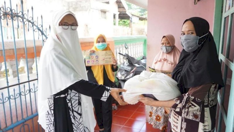 Ketua Fraksi PKS DPRD Sulsel, Sri Rahmi (kiri) 