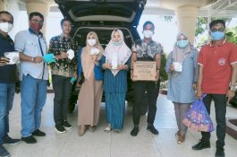 40 Anggota DPRD Jeneponto Kompak Bagi Masker dan Vitamin C