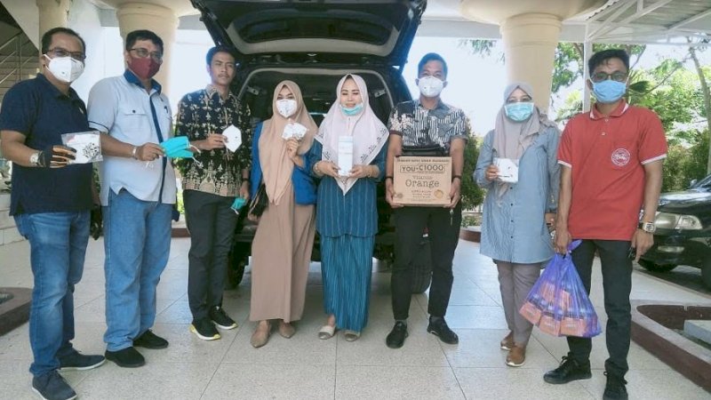40 Anggota DPRD Jeneponto Kompak Bagi Masker dan Vitamin C