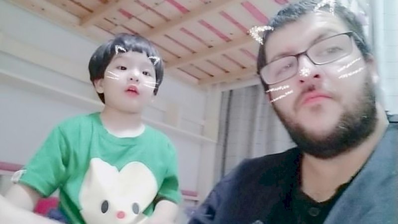 Chris Hill (kanan) bersama anaknya.