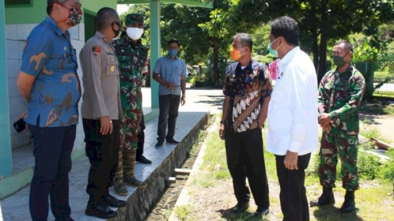 Bupati Barru, Suardi Saleh datang ke perbatasan Barru-Pangkep. Dia meninjau posko terpadu Covid-19.