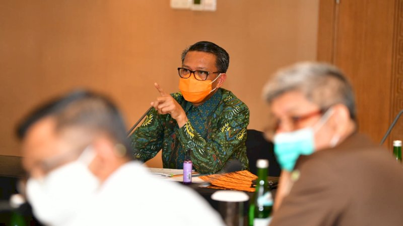 RAPAT. Gubernur Sulsel, Nurdin Abdullah saat rapat di Shearaton, Kamis (9/4/2020). (foto/pemprov sulsel)