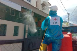 Cegah Corona, PMI Makassar Semprot Perumahan Dosen Unhas dan UNM
