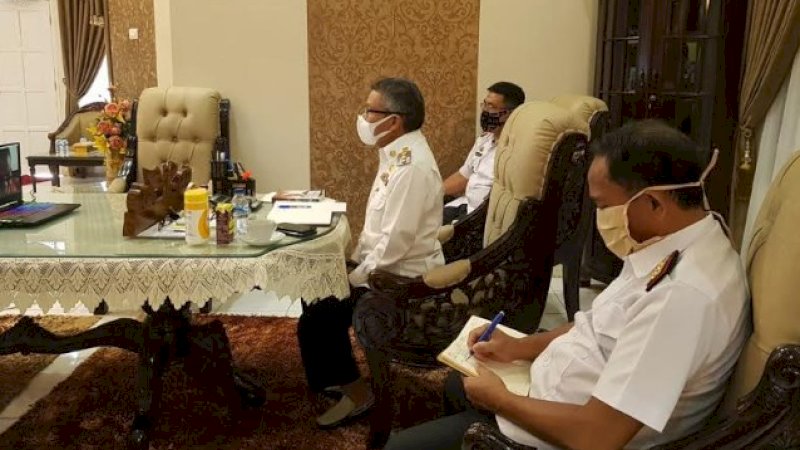 Melalui Vidcon Bersama OPD, Taufan Pawe Minta Penyaluran Bansos Tepat Sasaran