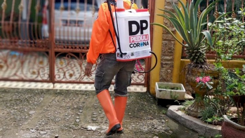 foto:Tim DP Peduli Corona lakukan penyemprotan disinfektan di kelurahan Laikang Biringkanaya, KAMIS.(94).