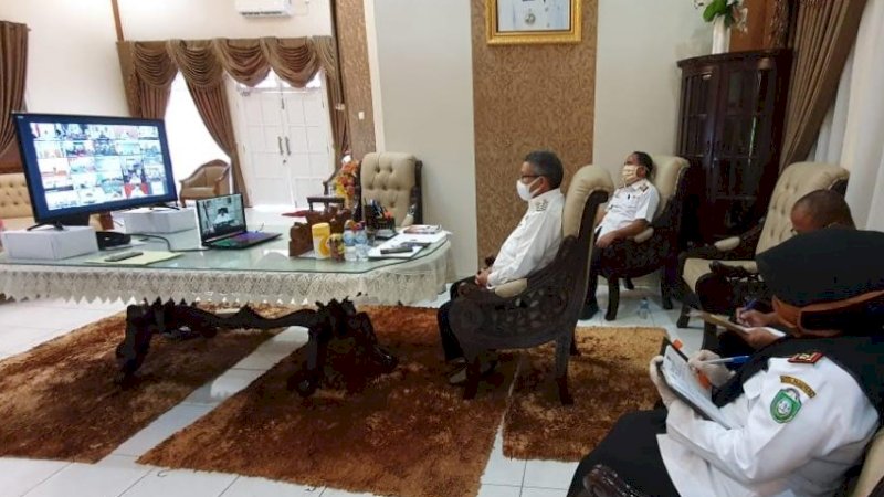 Wali Kota Parepare, Taufan Pawe mengikuti video conference dengan sejumlah menteri.