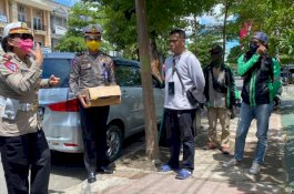 Ditlantas Polda Sulsel Bagi-Bagi Masker, Hand Sanitizer, dan Makanan di Jalan