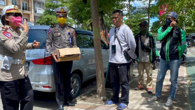 Ditlantas Polda Sulsel Bagi-Bagi Masker, Hand Sanitizer, dan Makanan di Jalan